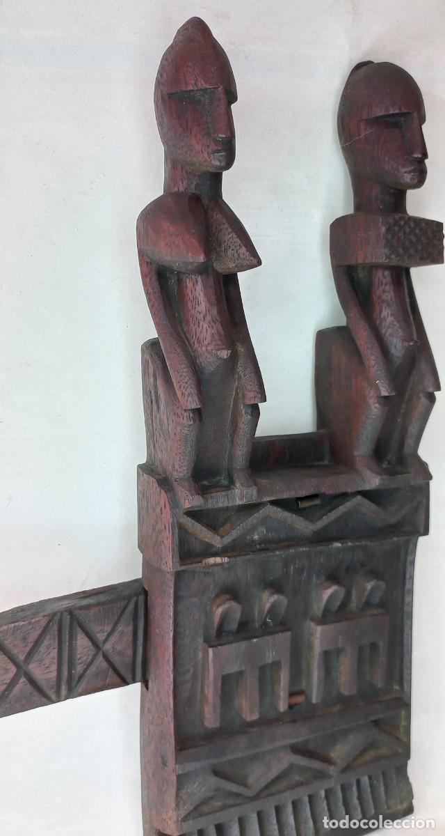Arte: CERRADURA DE PUERTA o GRANERO TALLADA EN MADERA DE EBANO DEL PUEBLO DOGON DE MALI