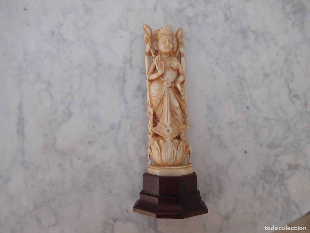 Arte: Figura antigua de marfil tallado de la deidad hind&uacute; Lakshmi Padma