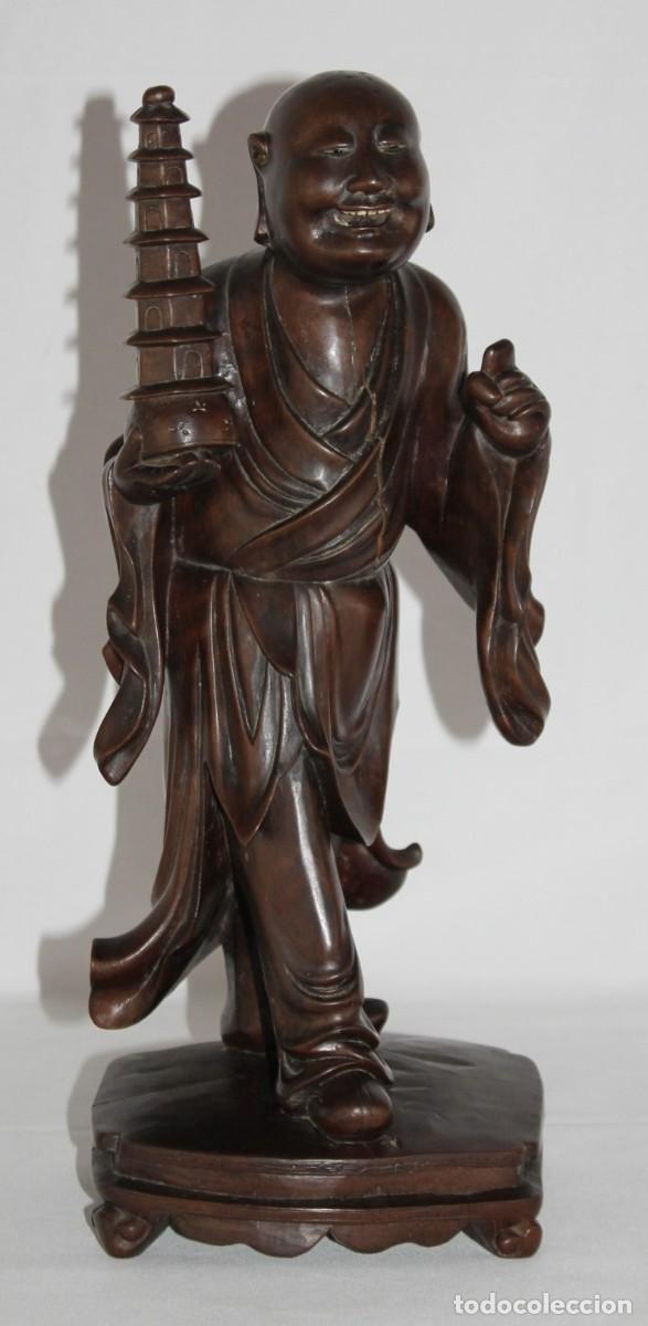 Arte: Escultura japonesa o coreana de sabio con pagoda. Madera tallada