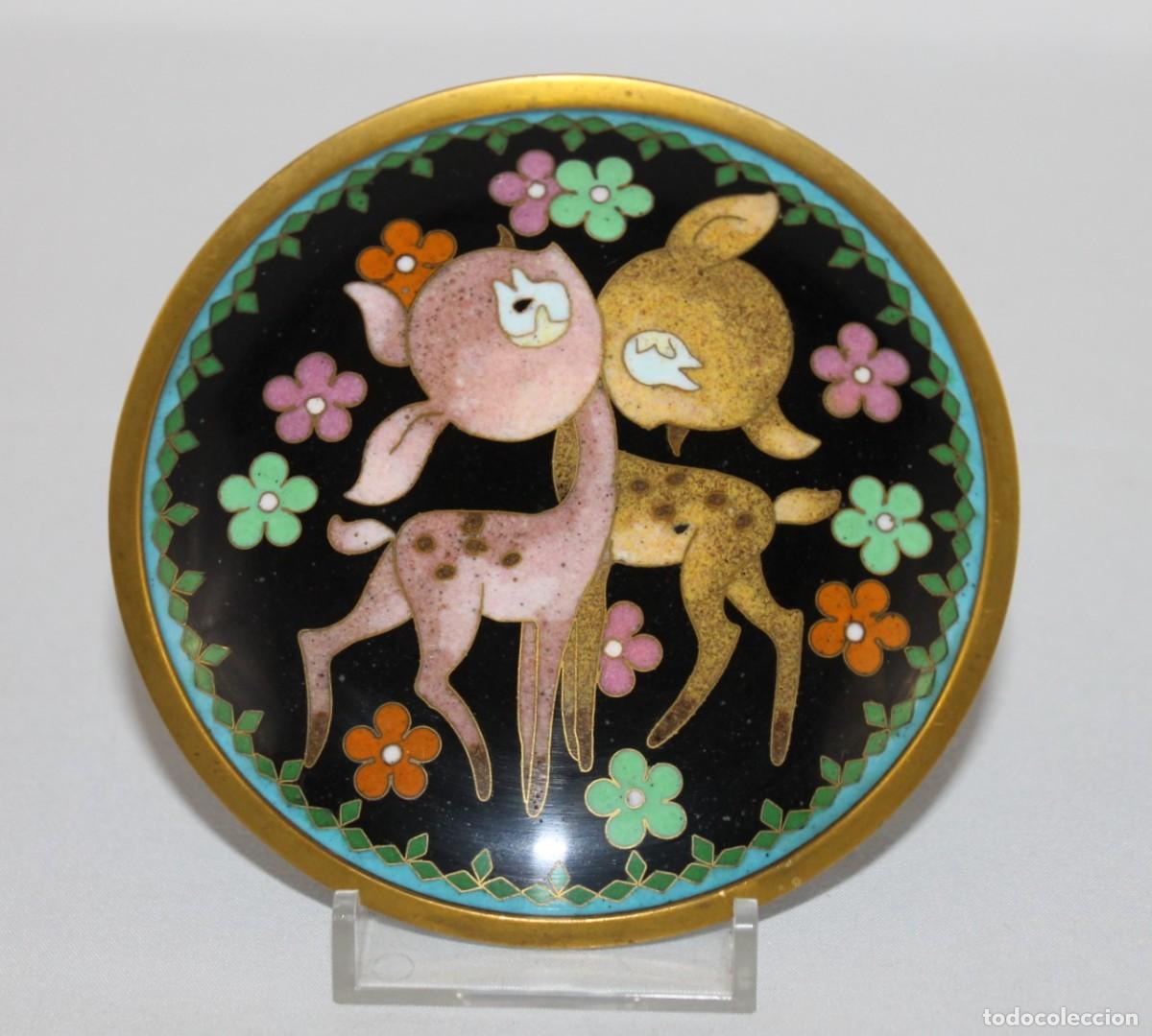 Arte: Plato decorativo cloisonn&eacute; con ciervos. Esmalte sobre metal