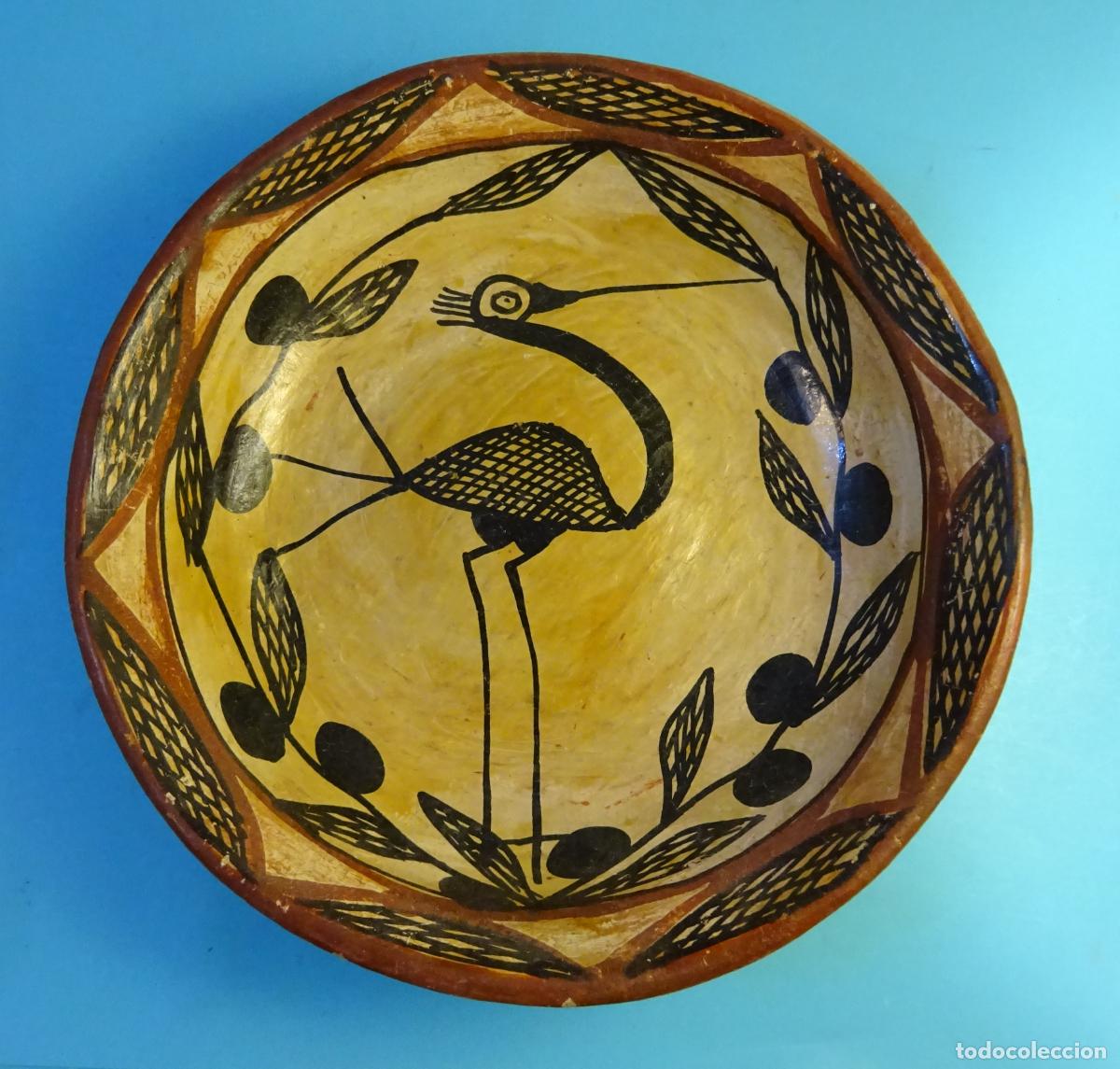 Arte: PLATO TERRACOTA MODELADO Y DECORADO A MANO AVE ZANCUDA Y VEGETALES. BEREBER. TUNEZ. DI&Aacute;METRO 23 CM
