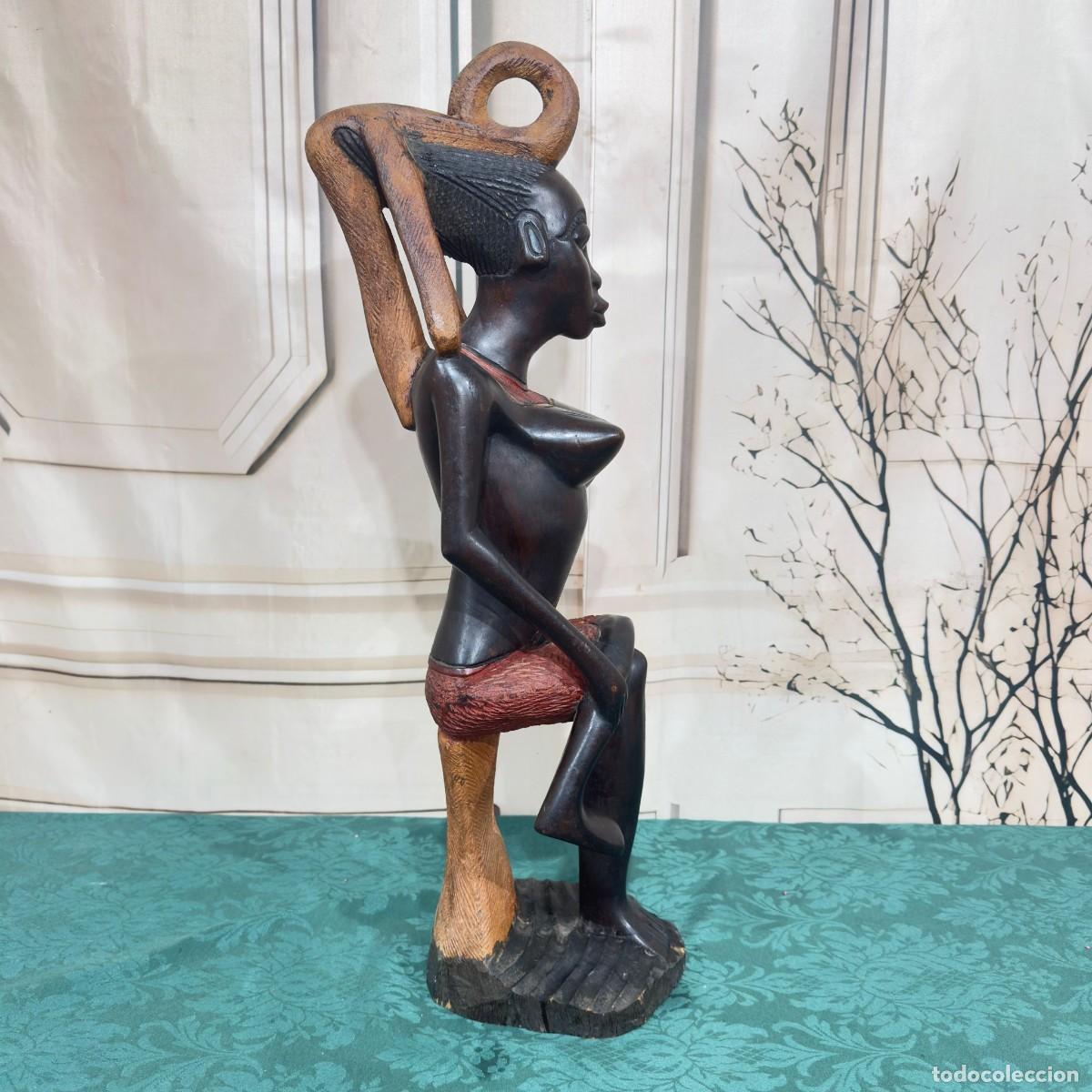 Arte: Escultura de madera de una mujer africana sentada