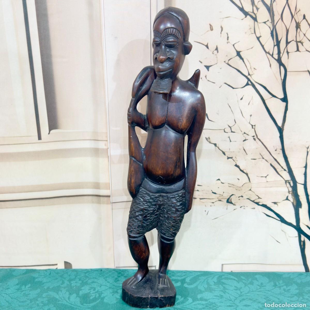 Arte: Figura de madera tallada a mano