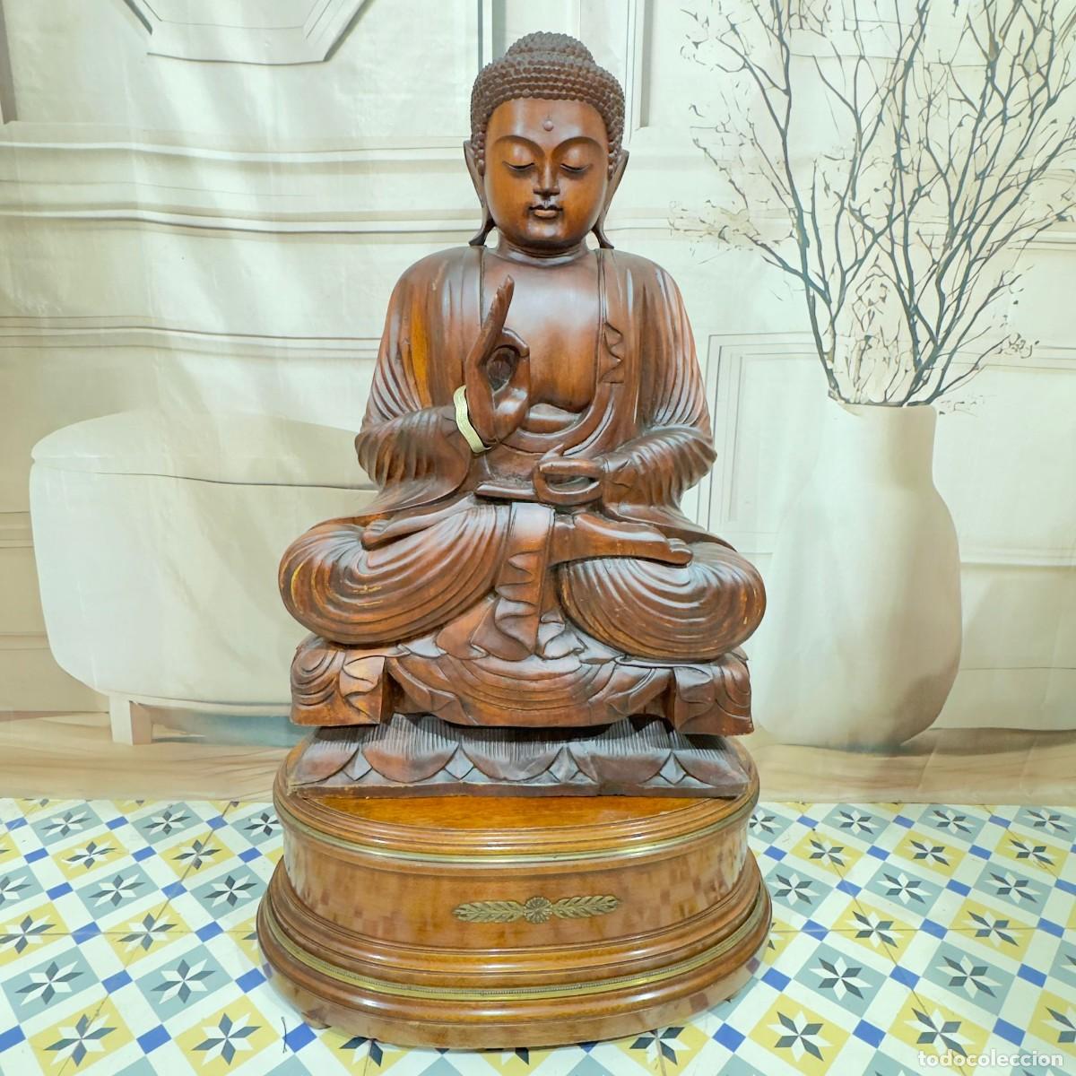 Arte: Estatua de Buda de madera tallada
