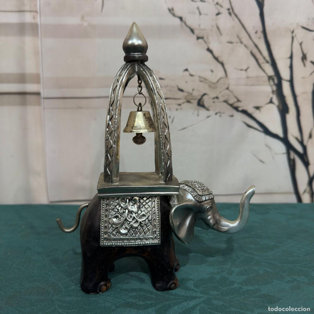 Arte: Figura decorativa de elefante indio presenta tallados intrincados en madera oscura y detalles platea