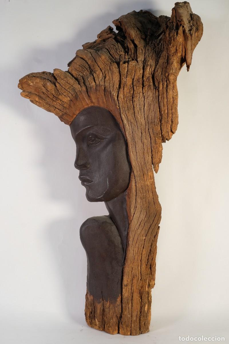 Arte: Escultura africana en madera tallada. Representando busto femenino