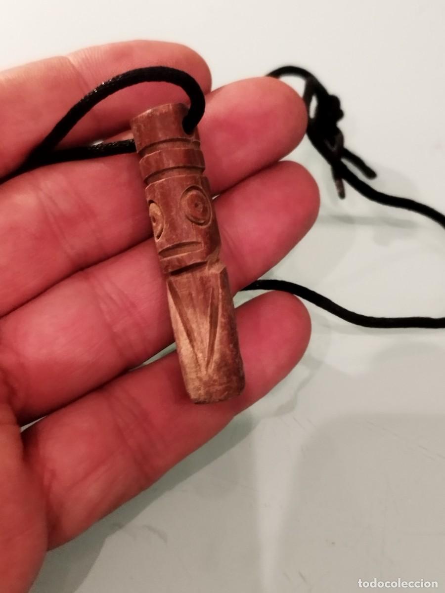 Arte: Antiguo collar con un amuleto tallado a mano en madera de estilo ta&iacute;no o tiki. &Eacute;tnico Taina. T&oacute;tem.