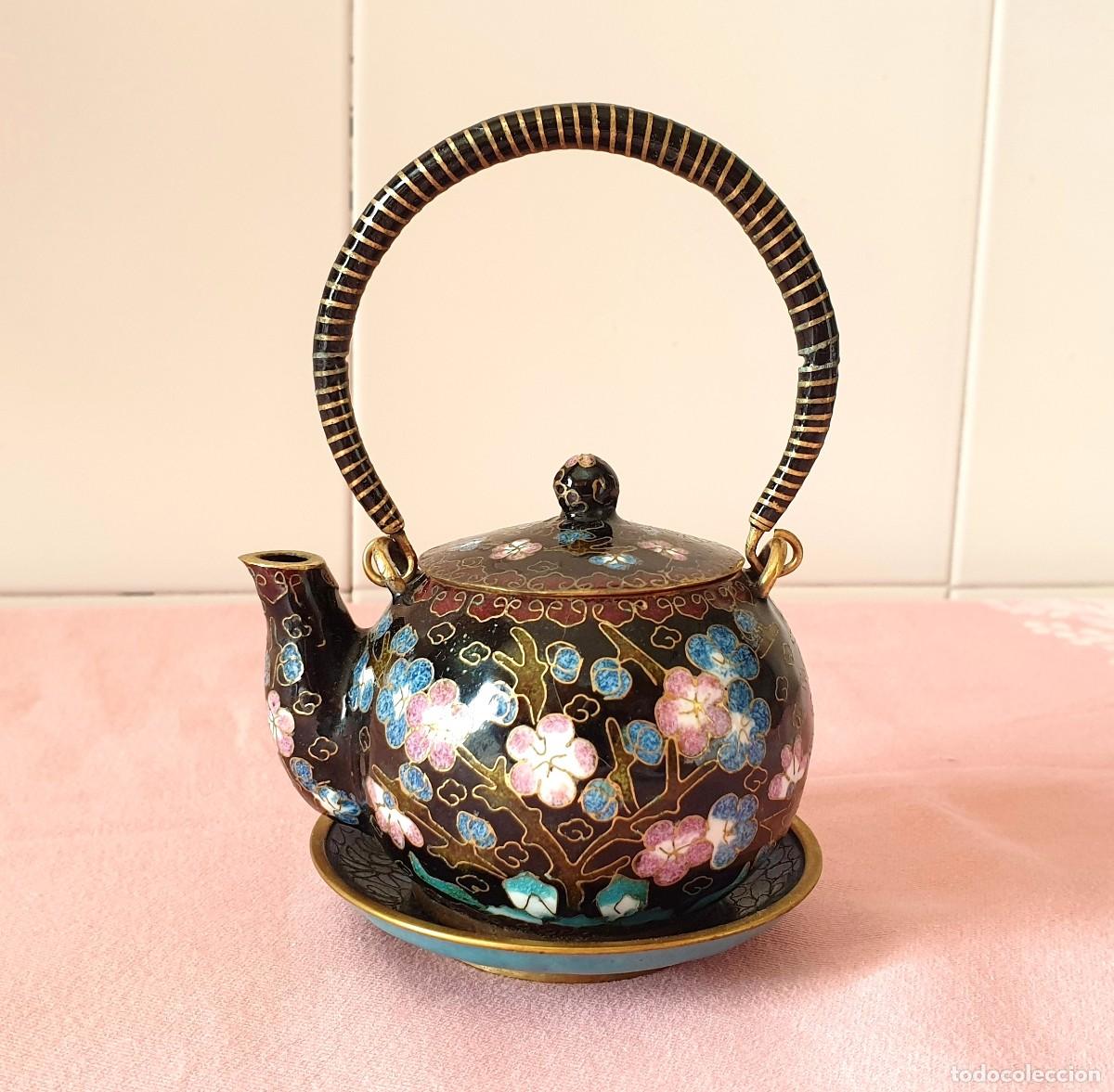Arte: Tetera de esmalte cloisonn&eacute;, estilo chino del siglo XX, arte oriental, con platillo