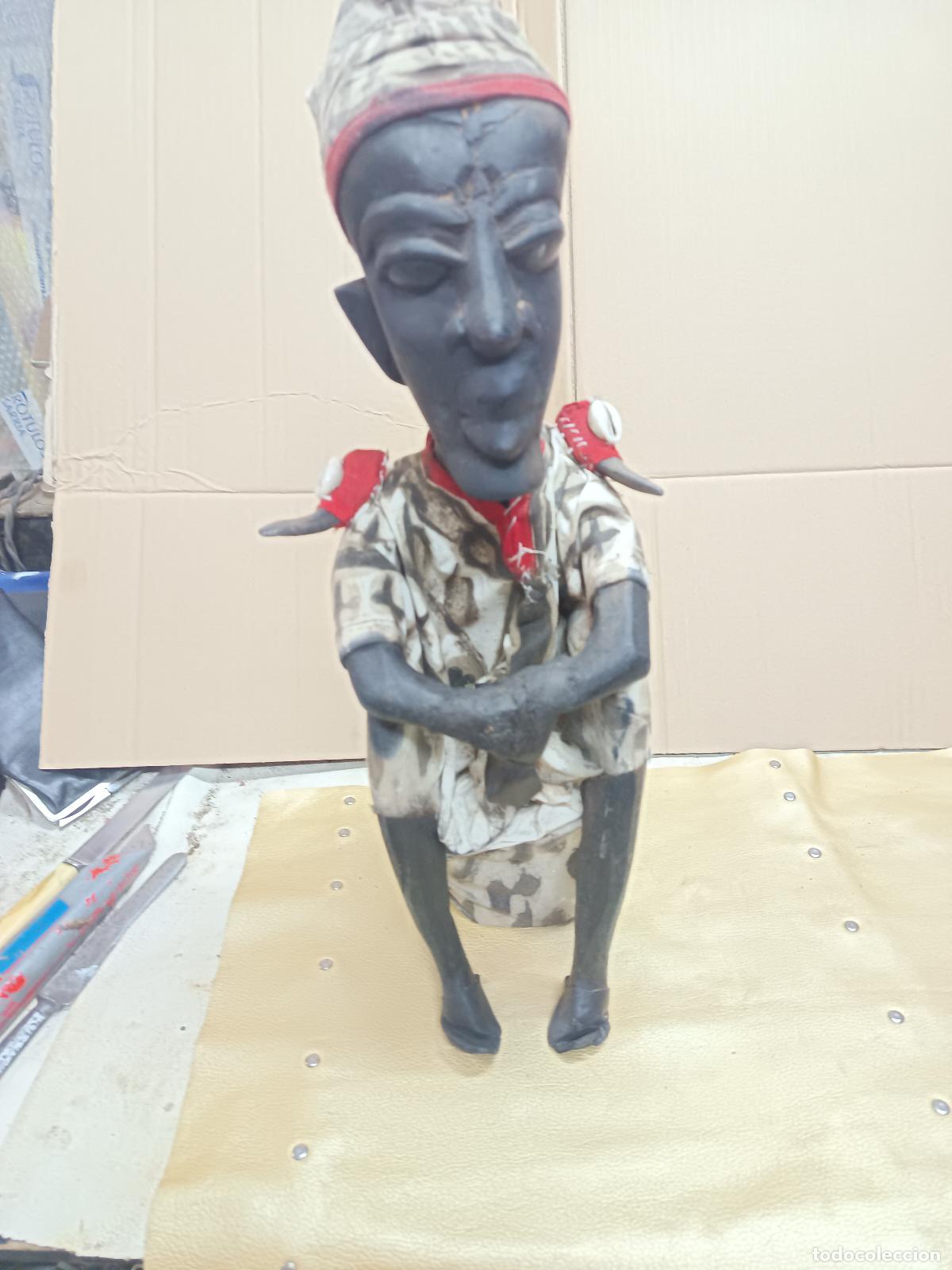 Arte: FIGURA DE MADERA TALLADA- HOMBRE SENTADO - CON CASACA DE TELA, 43 CM ALTURA, ARTE ETNICO AFRICANO