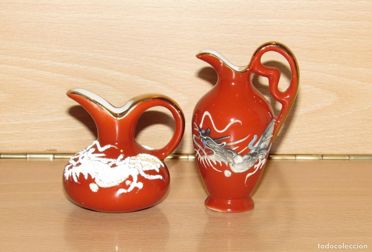 Arte: Par jarras miniatura porcelana japonesa vintage Nakasima dragones moriage Jap&oacute;n mediados s. XX