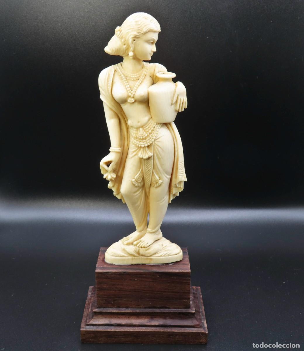 Arte: FIGURA DE MARFIL MUJER INDIA CON &Aacute;NFORA Y FLOR
