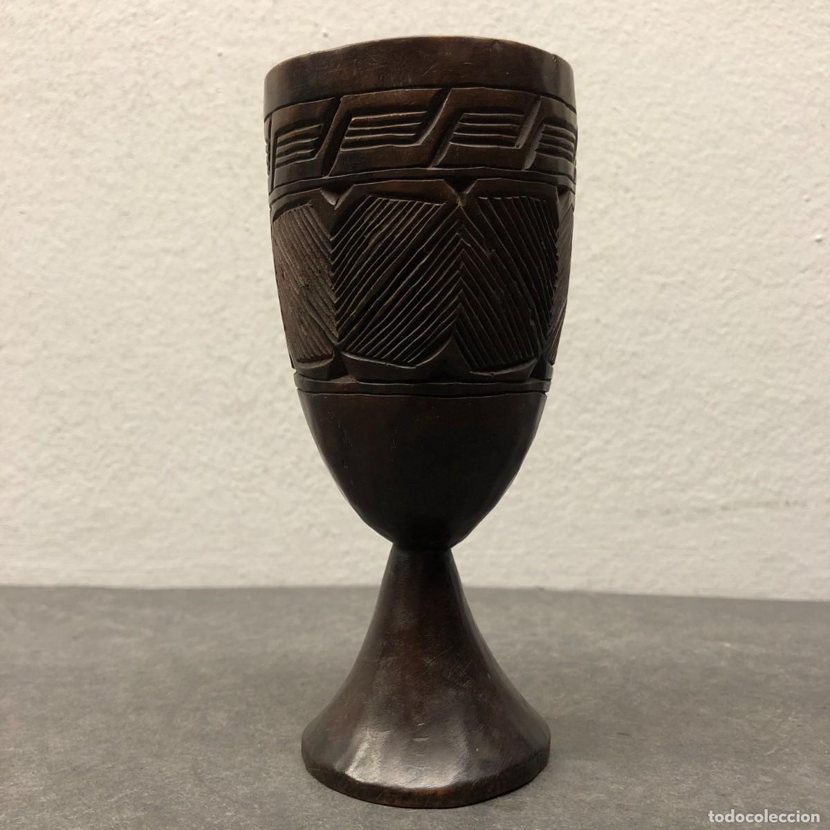 Arte: COPA DE VINO DE PALMA TALLADA A MANO EN MADERA - CULTURA KUBA - R.D. DEL CONGO - 15 X 6,5 CM / 477