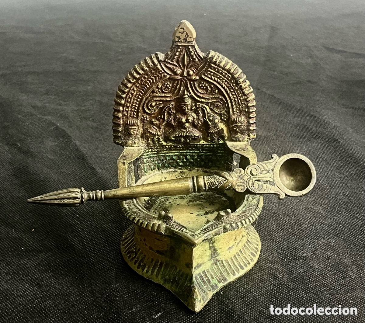 Arte: LAMPARA DE ACEITE INDU (LAKSHMI VILAKKU) Y CUCHARA RITUAL EN BRONCE