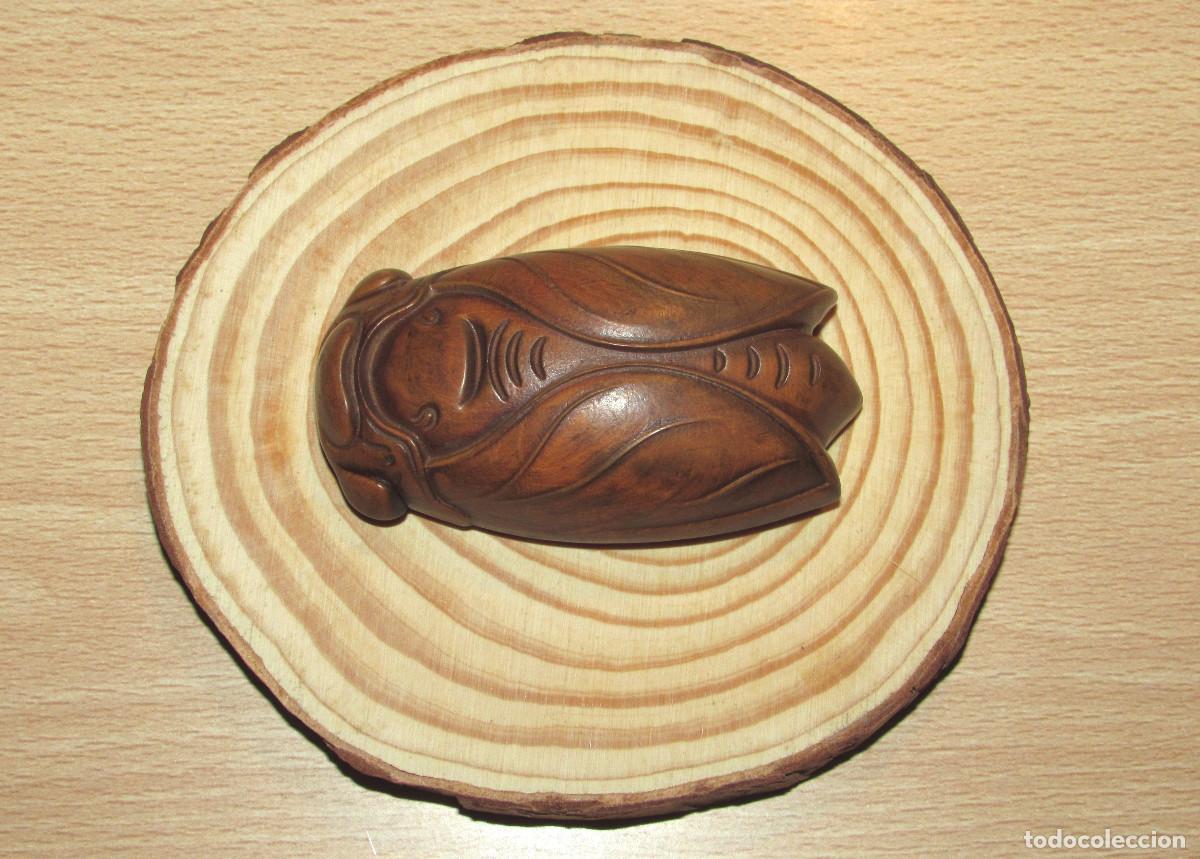 Art: Figura oriental okimono Jap&oacute;n China netsuke madera cigarra mitolog&iacute;a china inmortalidad