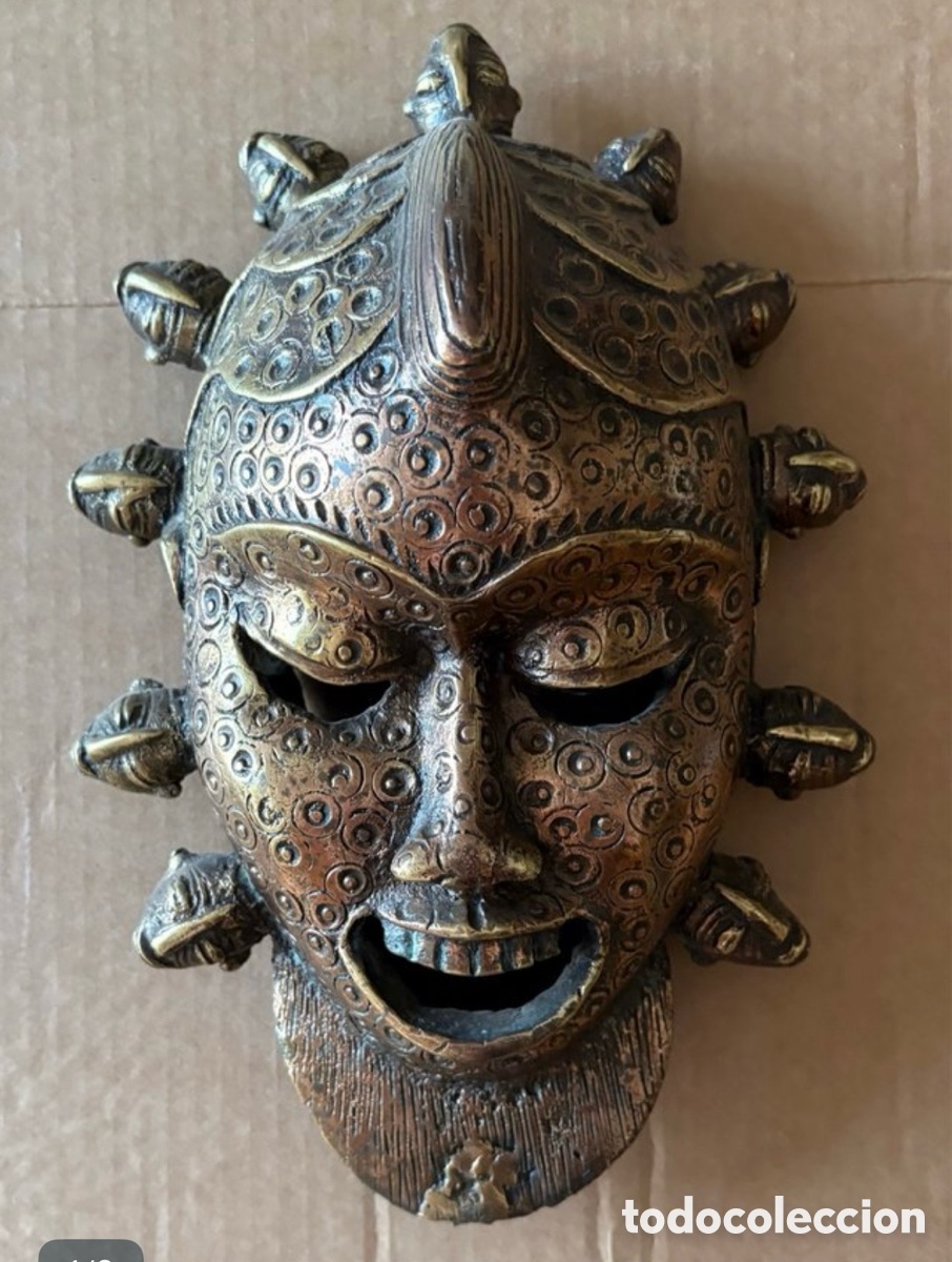 Arte: M&aacute;scara Africana de Bronce S.XX. Mide 26.5cm y pesa 1,56 kilos