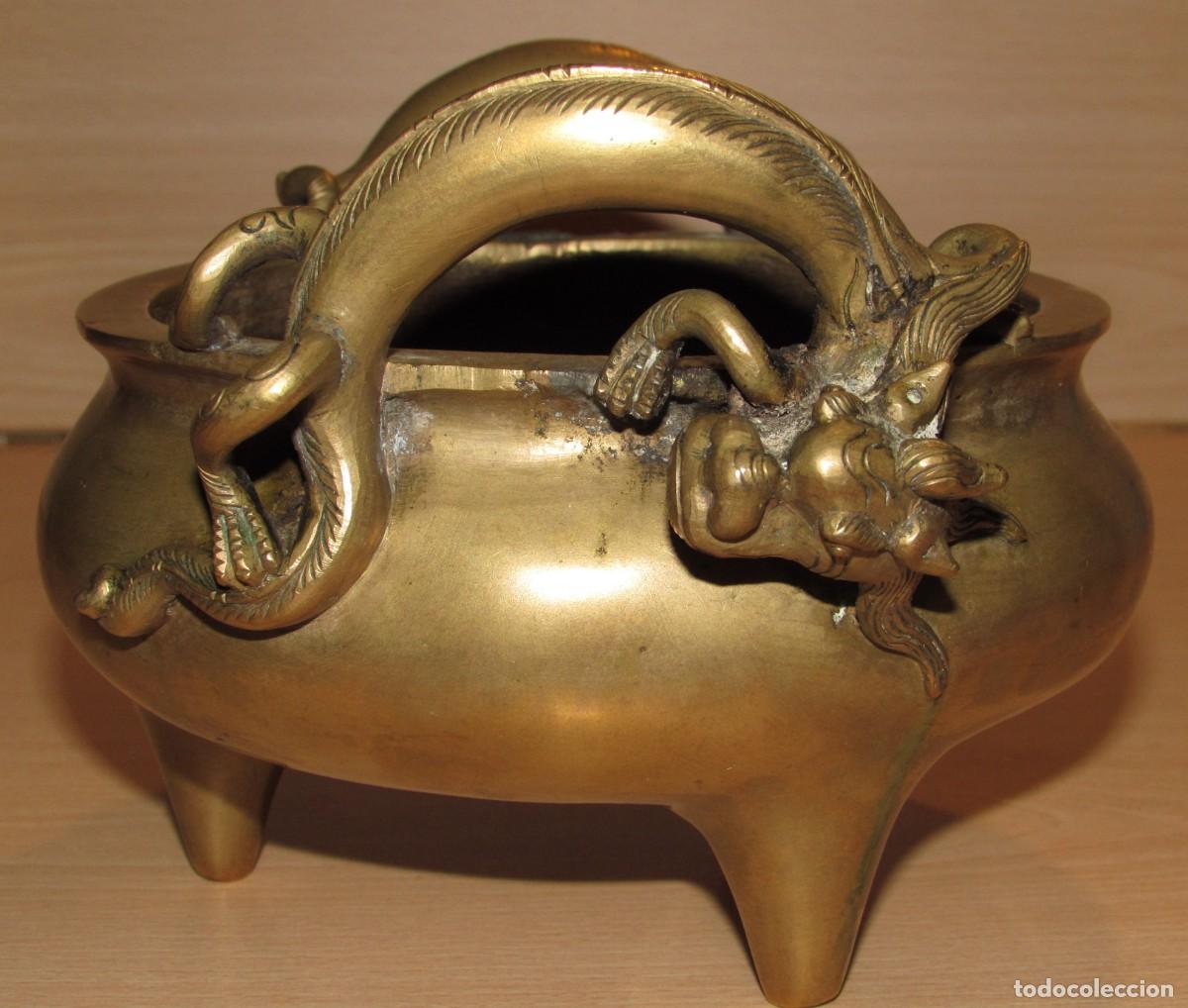 Arte: Antiguo incensario tr&iacute;pode chino bronce dragones marca sello Wu Bangzuo Xuande f.s XIX -p.s. XX