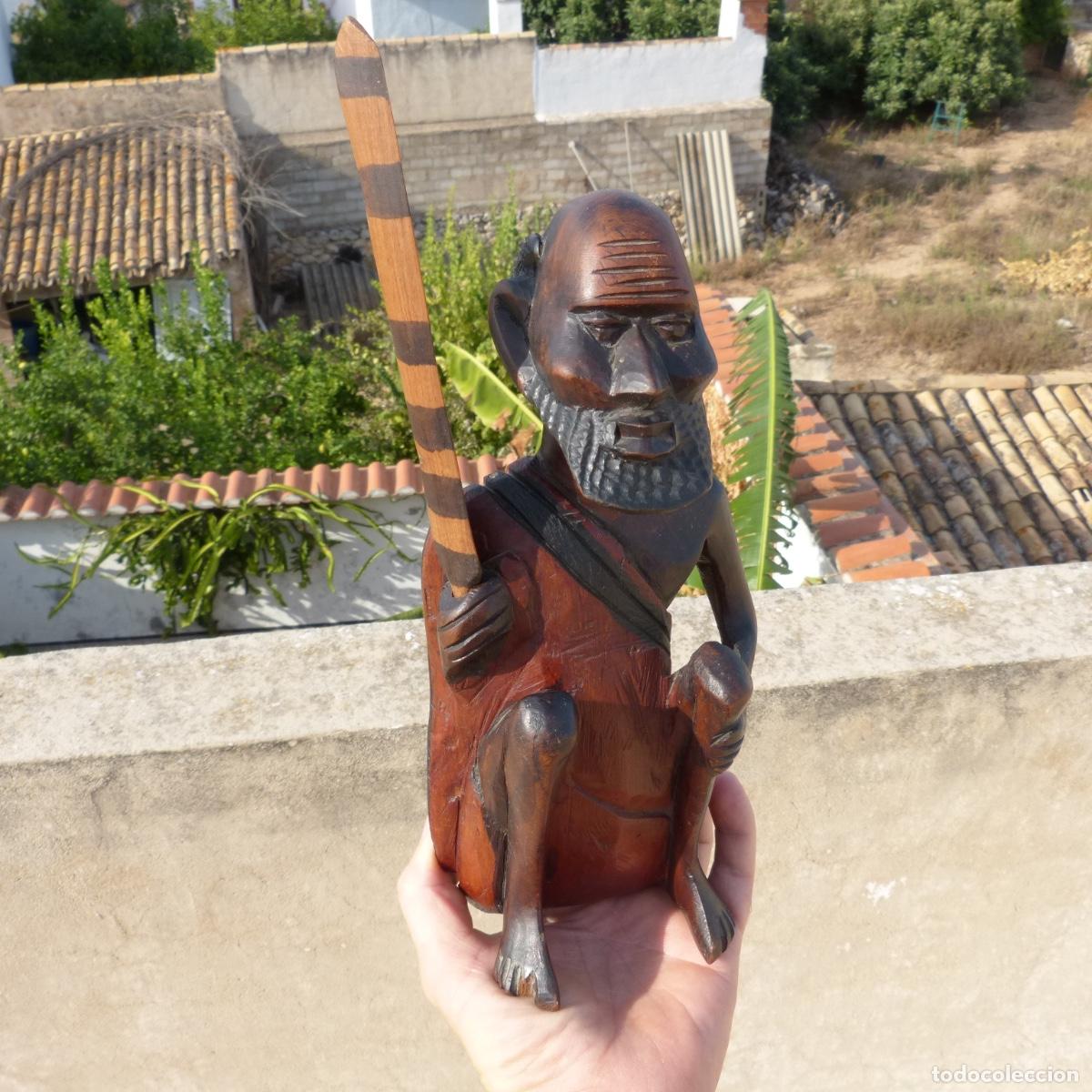 Arte: Figura afticana, arte etnico en madera noble, algunos desperfectos. 692gr. 26cm sin baston.