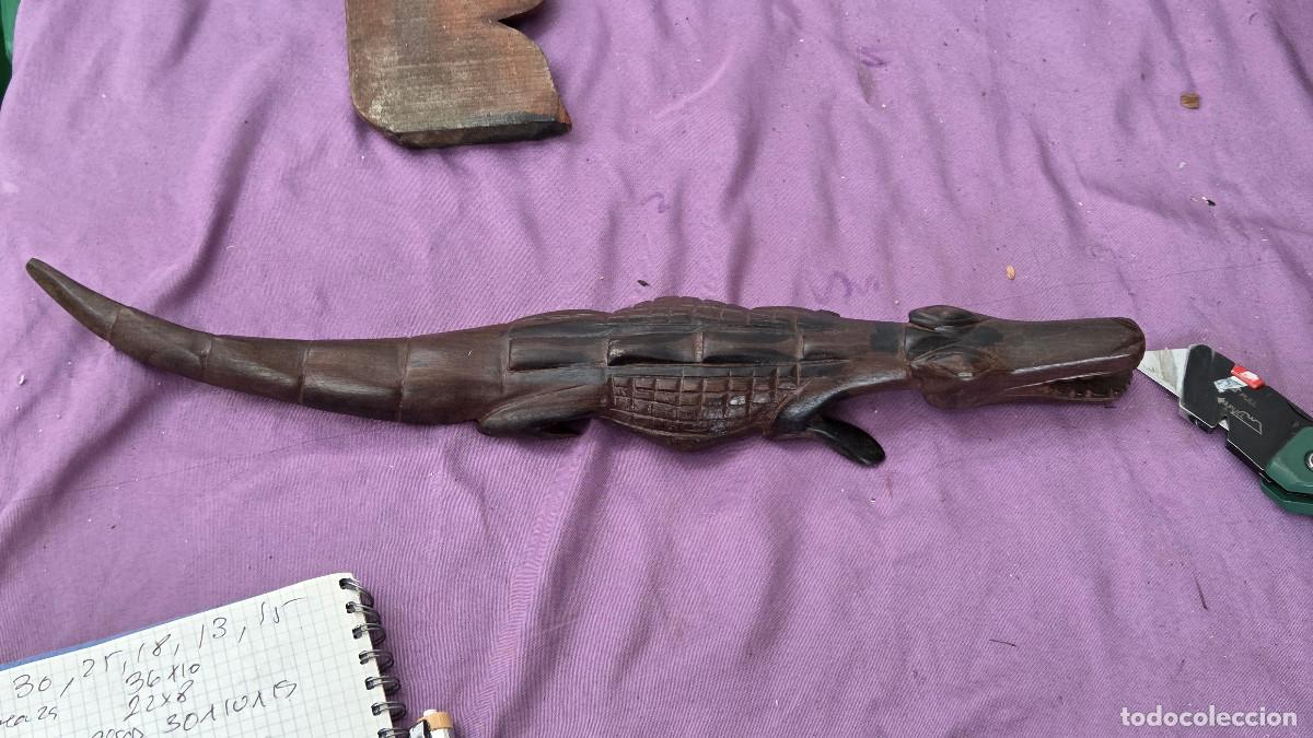 Arte: figura de cocodrilo africano en caoba