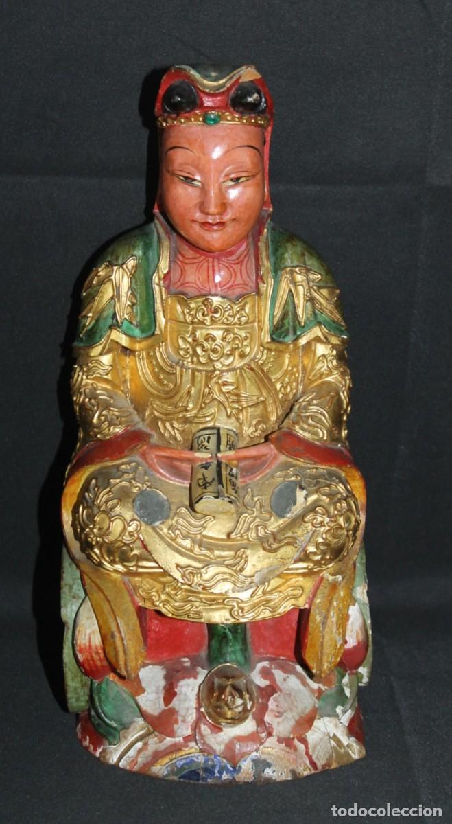 Arte: Antigua figura china de deidad sentada. Madera tallada, policromada y dorada