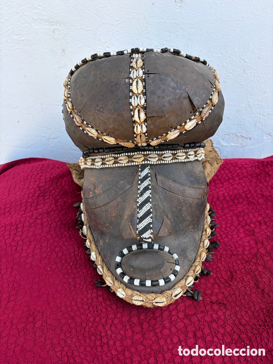 Arte: M&aacute;scara Tribal Africana. de Madera con Cuero, Lat&oacute;n, Tela raffia, Conchas de Cowrie y Cuentas Triba