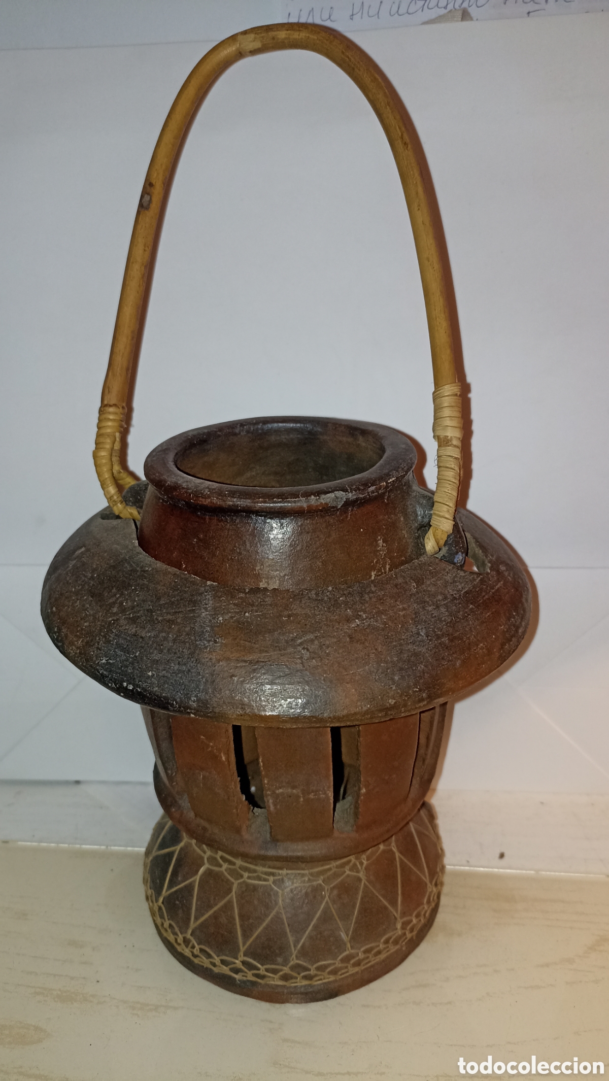 Arte: Farol Portavelas Artesanal de Barro / Cer&aacute;mica R&uacute;stica con Asa de Bamb&uacute; &ndash; Estilo &Eacute;tnico / Wabi-Sabi