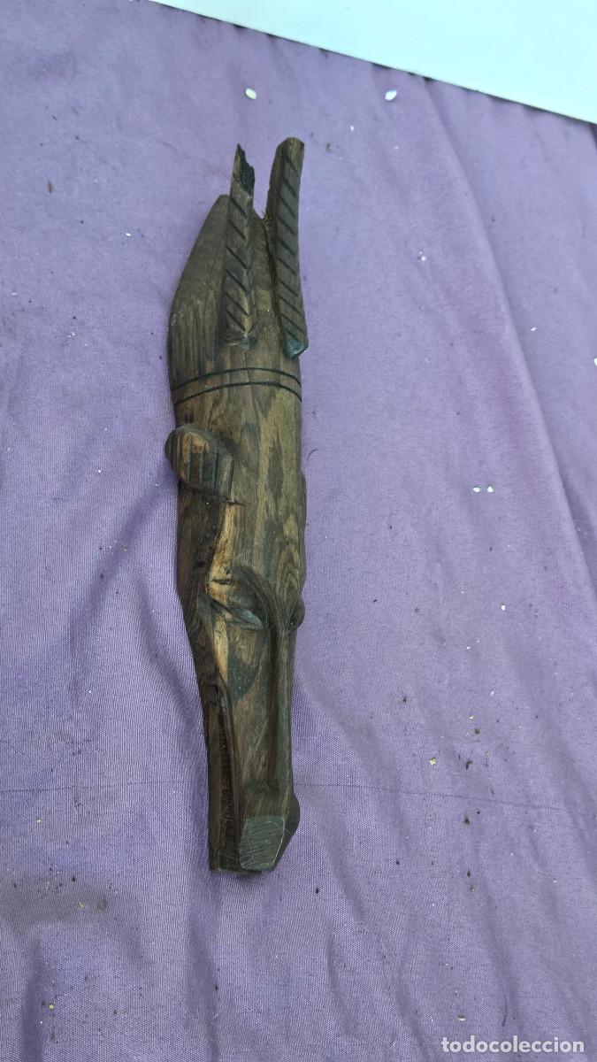 Arte: figura de madera africana tallada