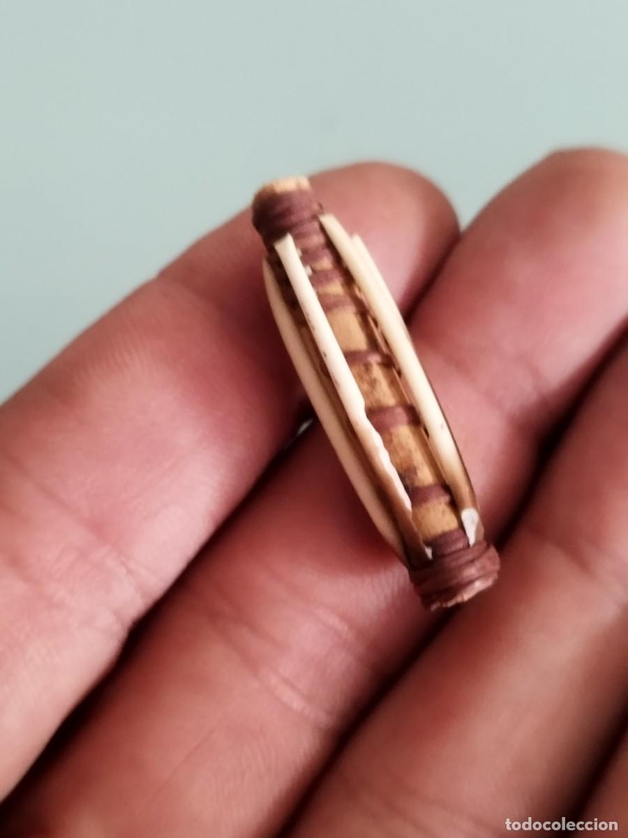 Arte: Antigua cuenta cil&iacute;ndrica artesanal, posiblemente hecha de hueso tallado y madera o ca&ntilde;a.