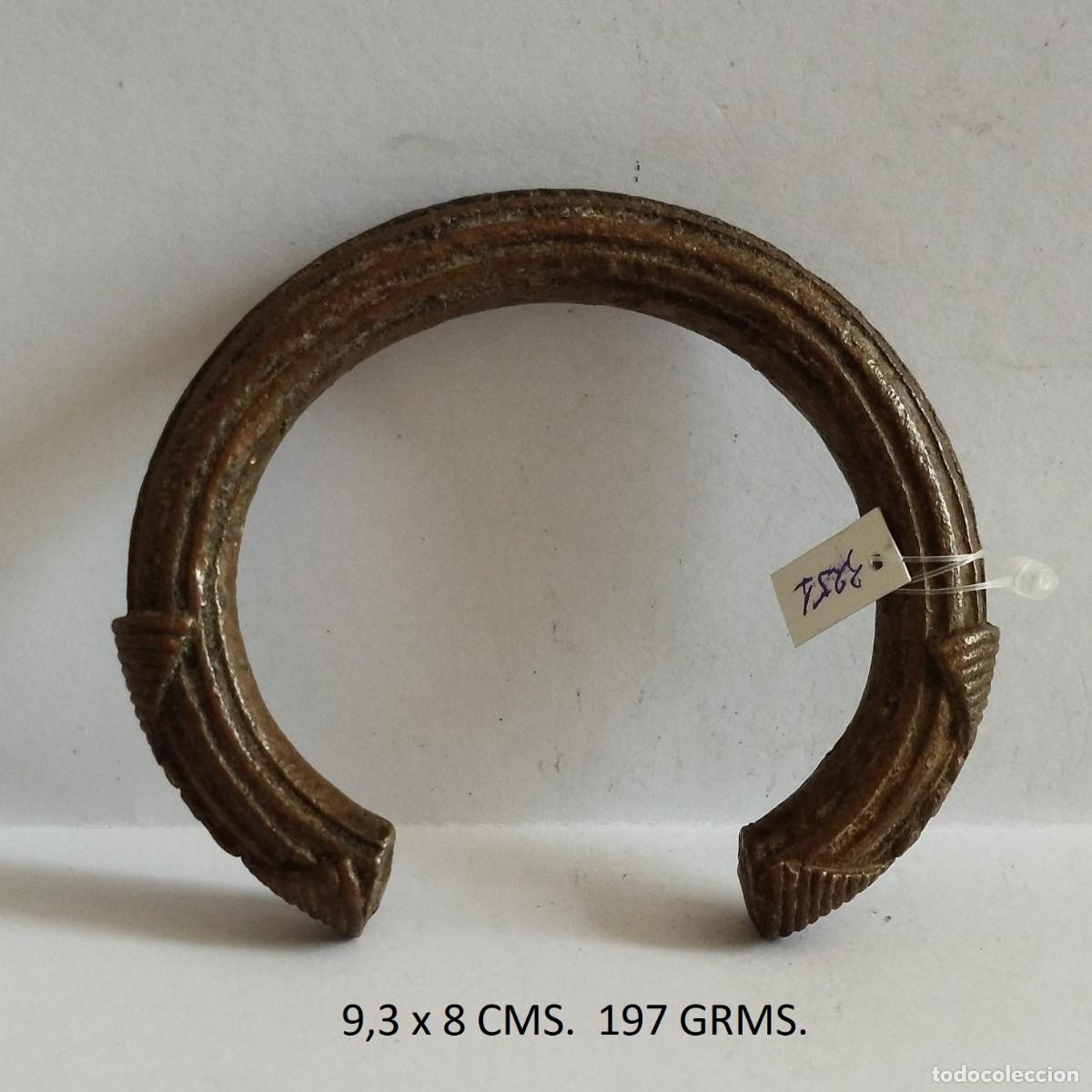 Arte: ARTE &Eacute;TNICO AFRICANO.BRAZALETE MONEDA INTERCAMBIO KAPSIKI. SARA, MOKOLO.CAMER&Uacute;N/CHAD. &Aacute;FRICA.