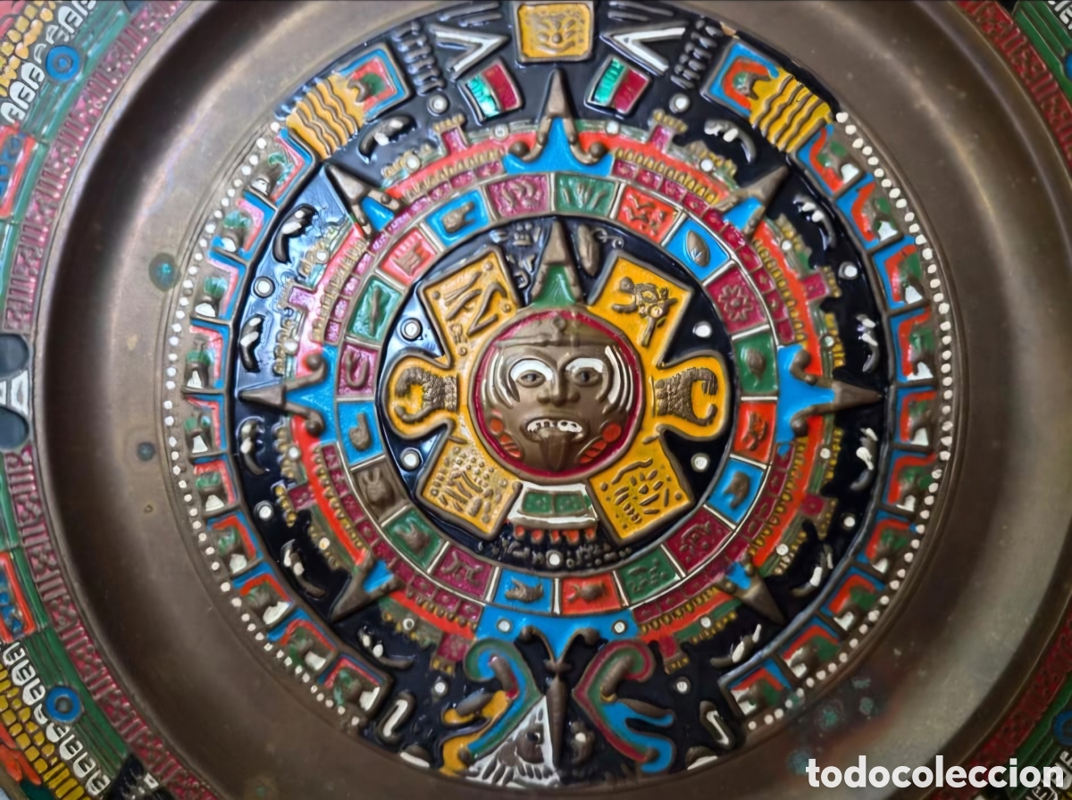 Arte: Plato Decorativo Calendario Azteca / Piedra del Sol &ndash; Lat&oacute;n Repujado y Esmaltado Multicolor &ndash; Vintag