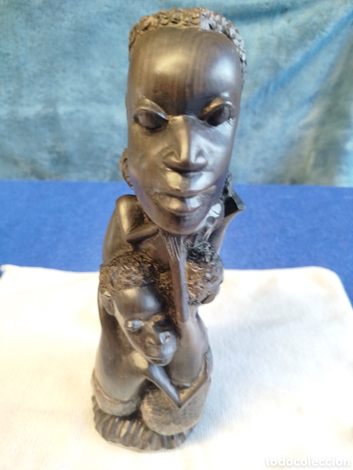 Arte: Escultura tallada a mano de mujer africana con tres ni&ntilde;os, madera maciza de &eacute;bano.