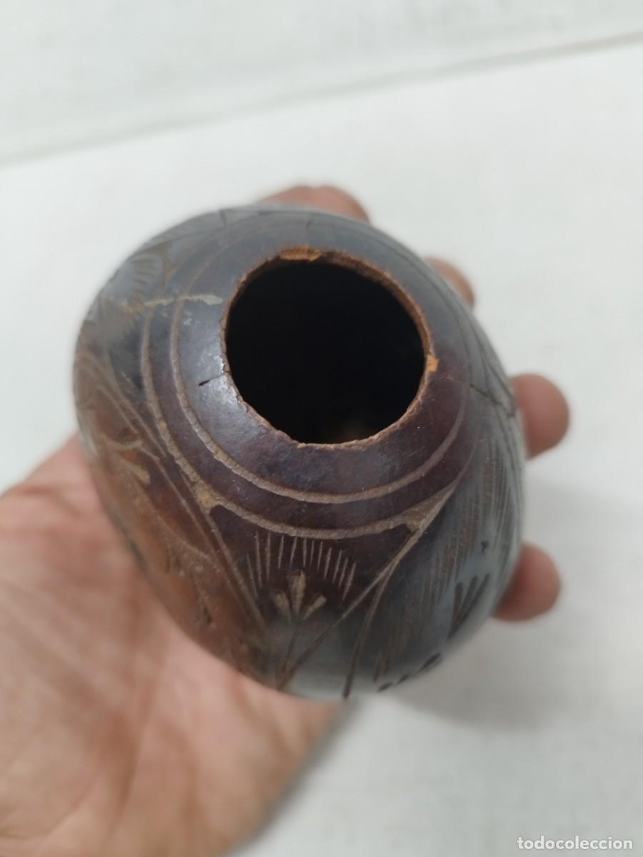 Arte: Antiguo Mate decorada con incisiones y motivos geom&eacute;tricos o florales. Con reparaci&oacute;n vieja.