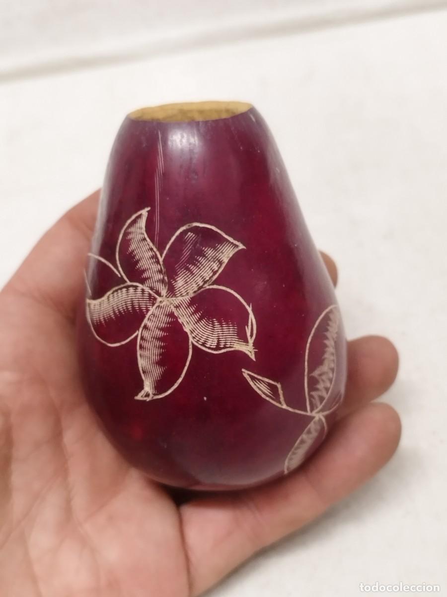 Arte: Antiguo Mate de calabaza tallada con incisiones motivos florales y p&aacute;jaros.
