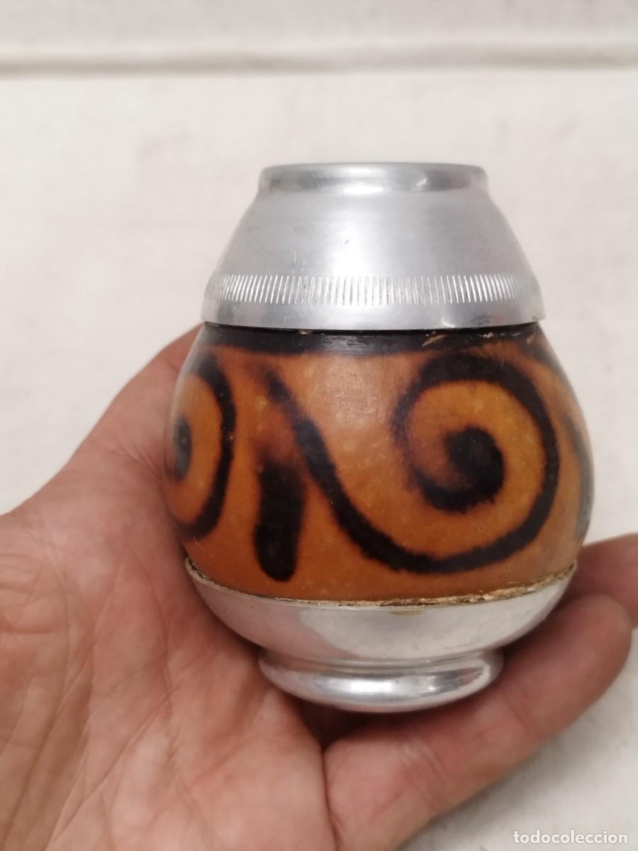 Arte: Antiguo Mate de calabaza tallada con acabados metalicos.