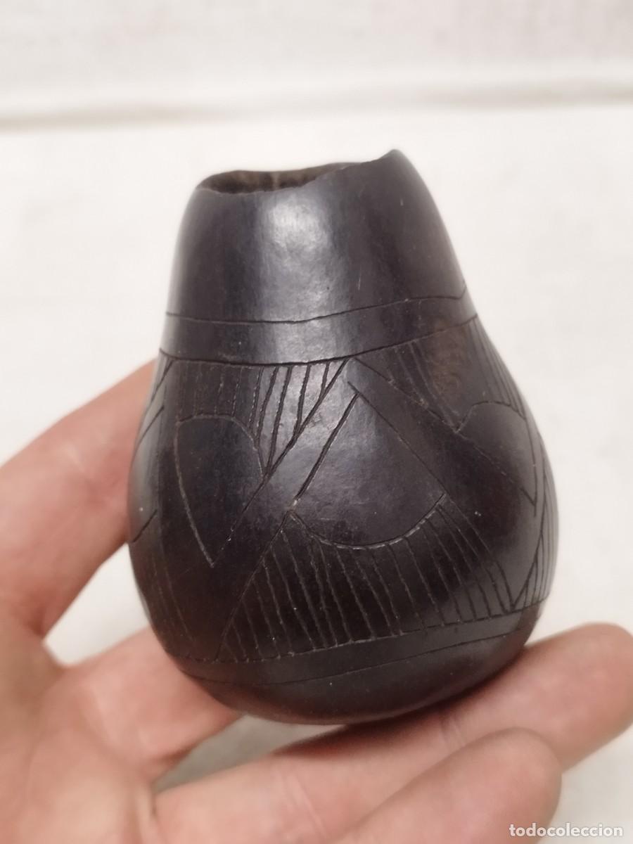 Arte: Antiguo Mate de calabaza tallada con decoraciones.