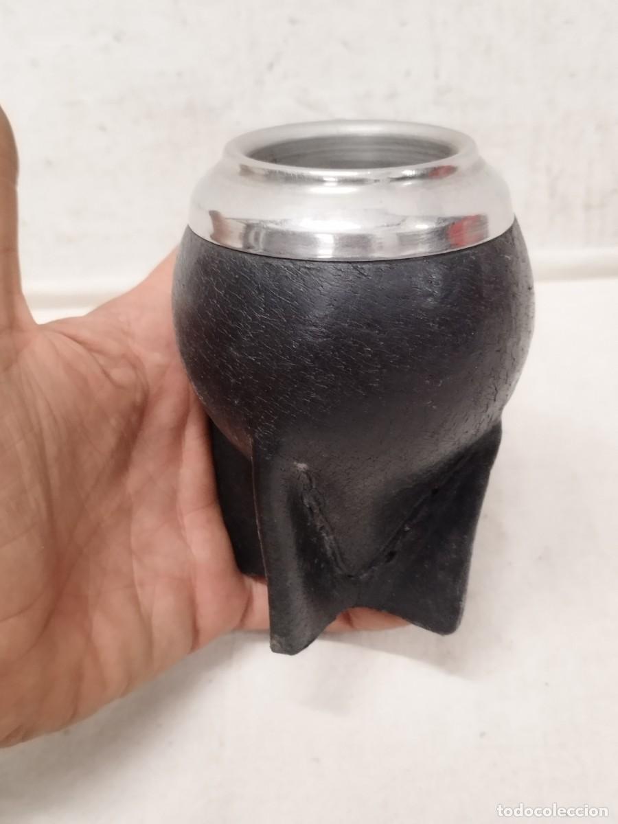 Arte: Antiguo Mate de calabaza revestida de cuero con pie.