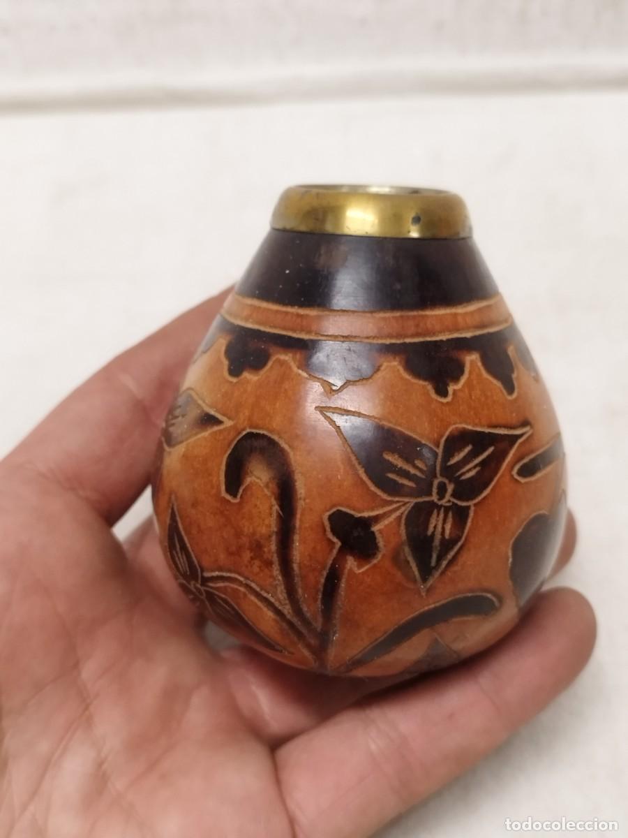 Arte: Antiguo Mate de calabaza. Con incisiones motivos florales. Con acabado metalico.