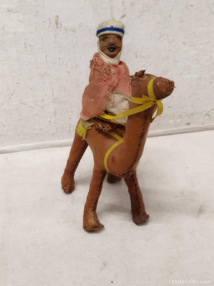 Arte: Antigua figura artesanal de un jinete &aacute;rabe montado sobre un camello de cuero.