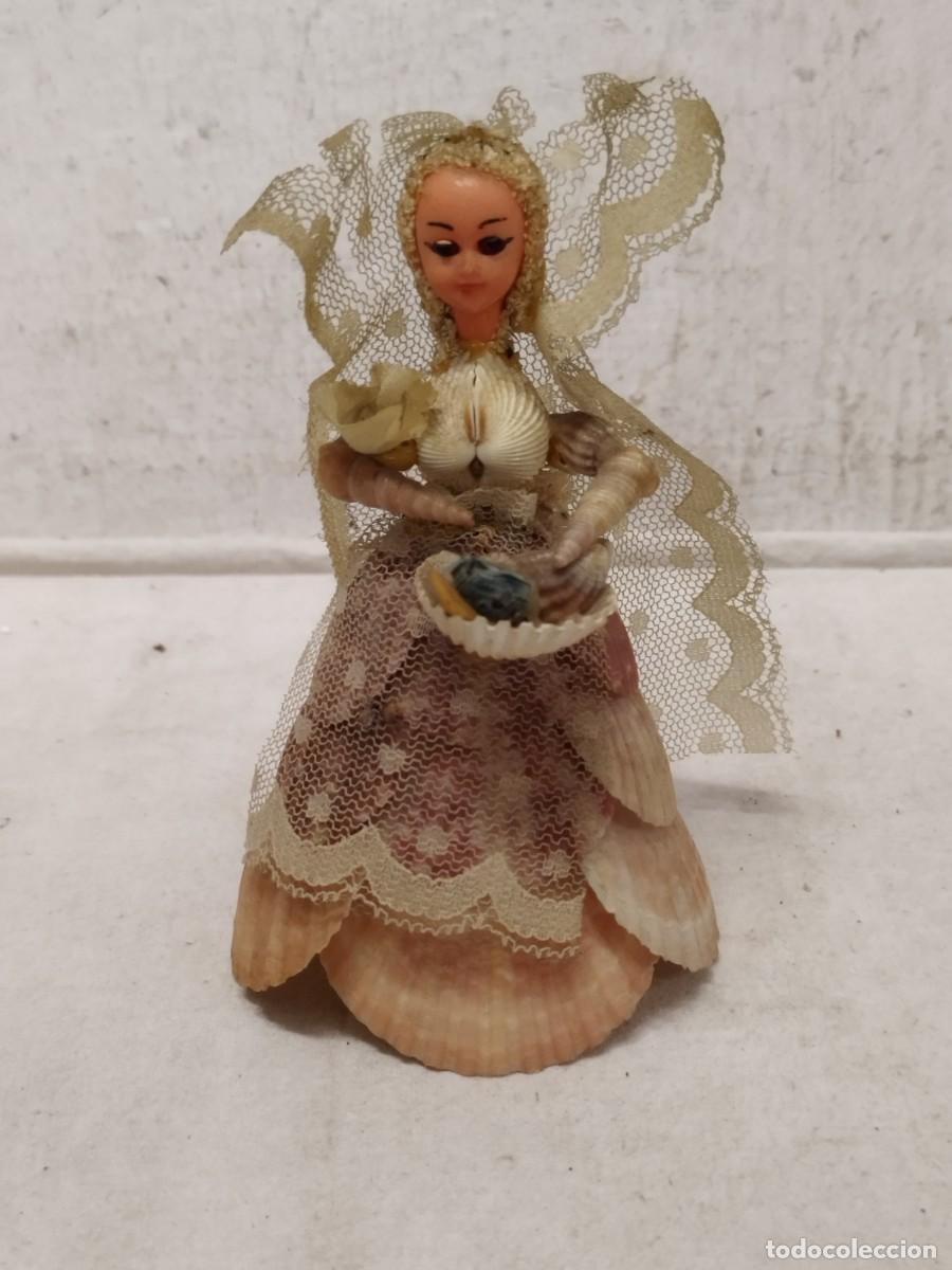 Arte: Antigua figura hecha con conchas marinas y encaje, t&iacute;pica de los recuerdos costeros de mediados sgXX