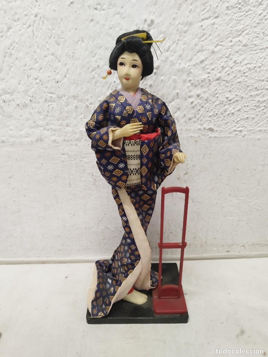 Arte: Antigua gran mu&ntilde;eca tradicional japonesa decorativa vestida con un kimono.