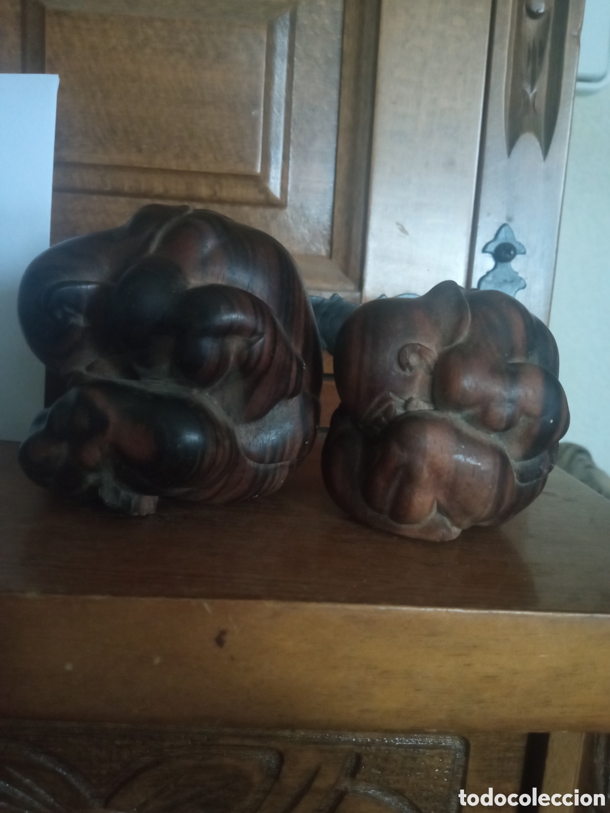 Arte: Dos bonitas figuras de madera, Buda llor&oacute;n, miden 8x8cm y 6x6cm