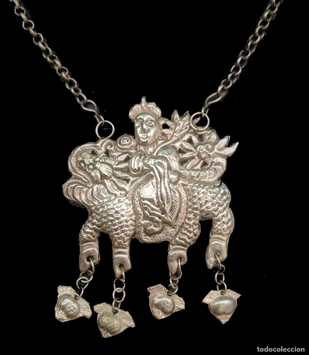 Arte: Collar Chino Plata Repujada, primera mitad siglo XX