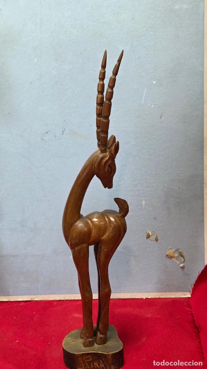Kunst: ciervo de madera arte africano