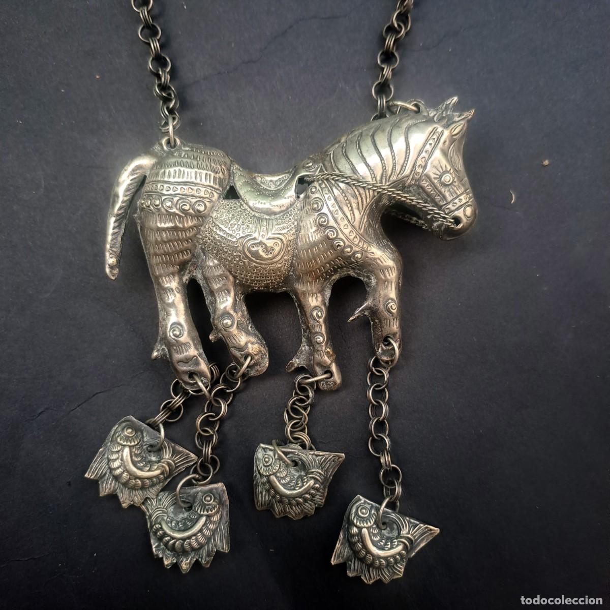 Arte: Collar Chino en pakatong ba&ntilde;ado en plata , primera mitad siglo XX