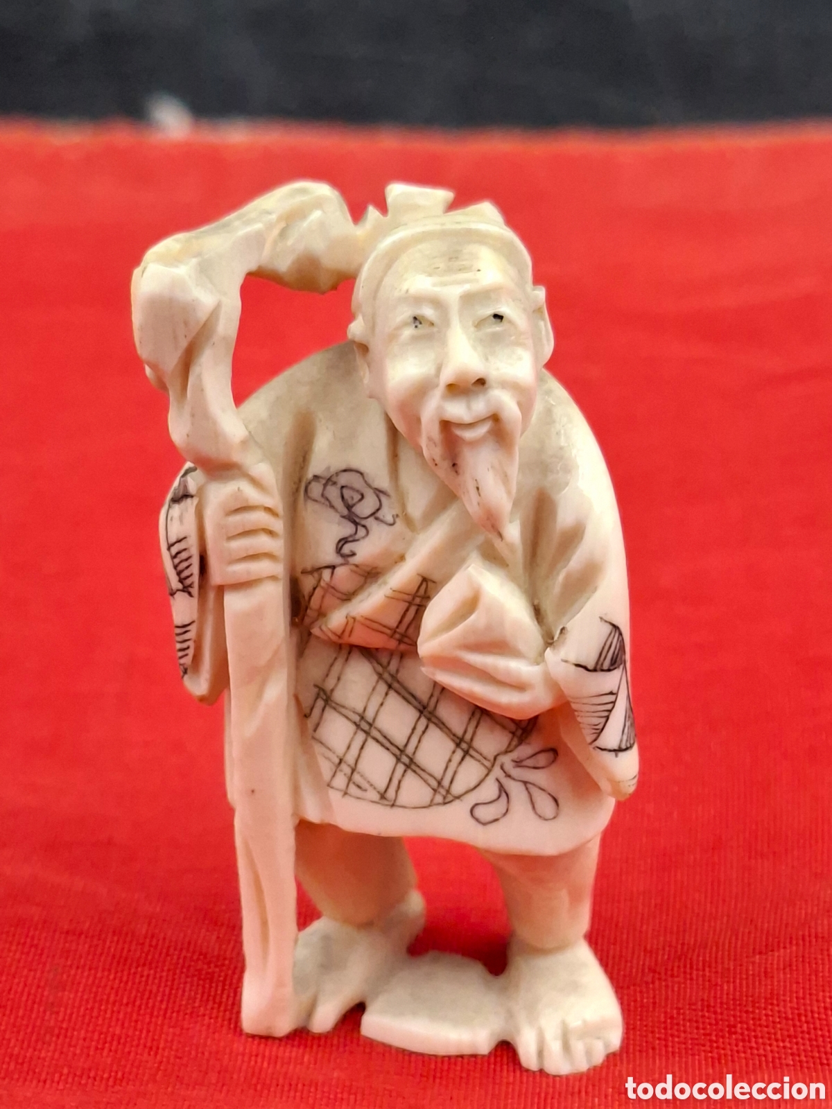 Kunst: Antiguo netsuke marfil anciano sabio oriental&nbsp; con baston o baculo firmado en base