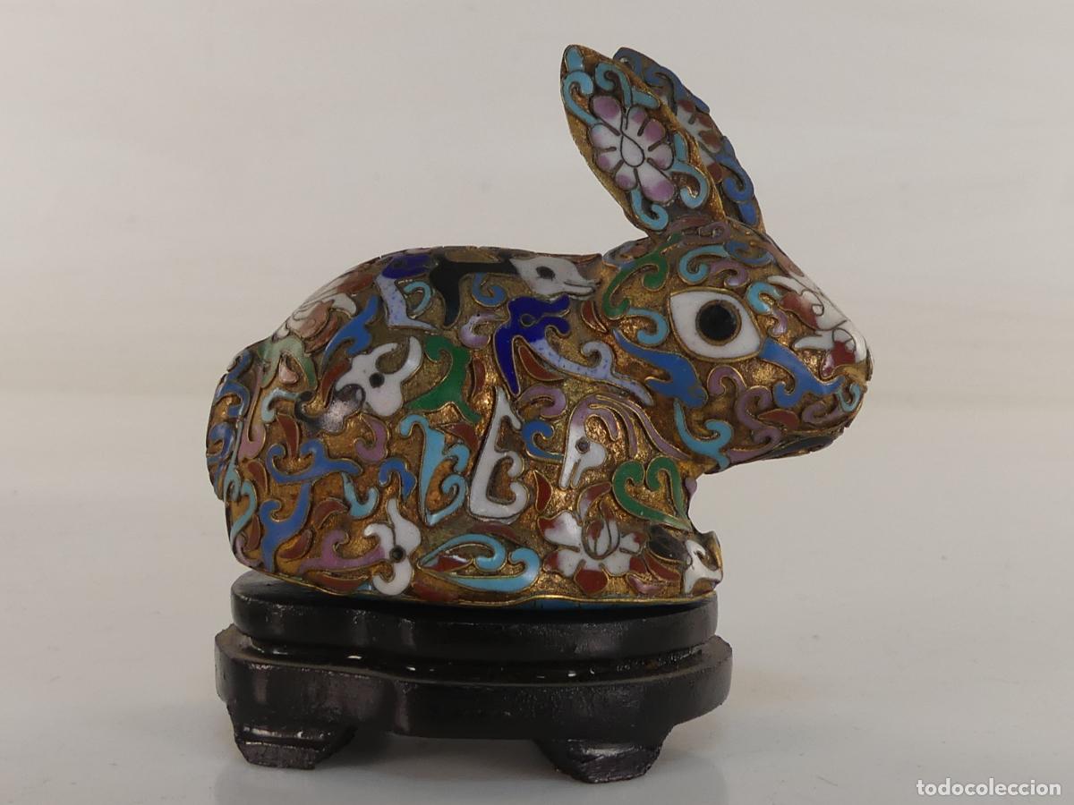 Kunst: FIGURA DE UN CONEJO DE METAL Y ESMALTE CLOISONNE
