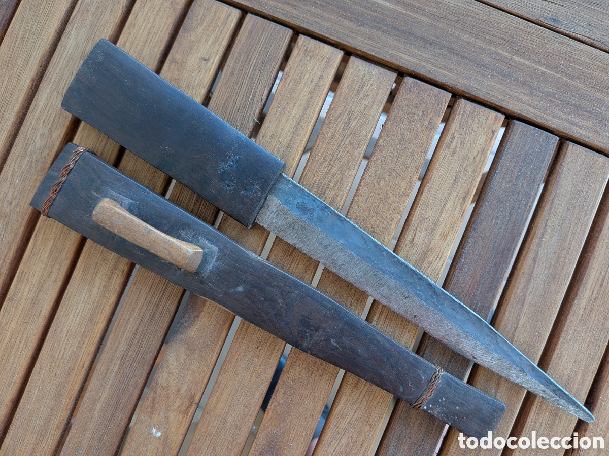 Arte: Gran daga artesanal. Funda de madera. Origen Africa.