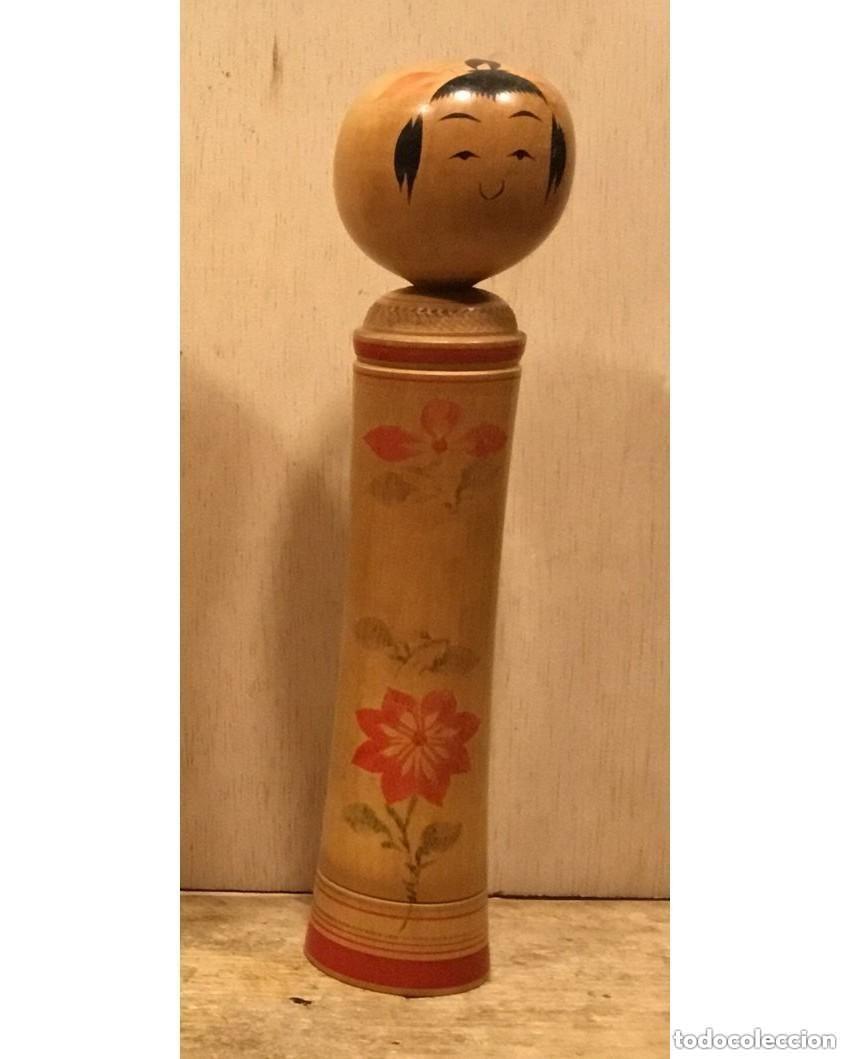 Arte: MU&Ntilde;ECA KOKESHI. MADERA. JAP&Oacute;N. 20,5CM. FIRMADA A MANO -Periodo Showa Tard&iacute;o (1926-1989)