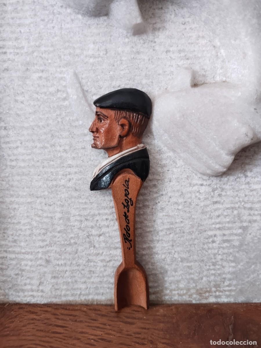 Art: Cucharita tallada en madera. Loyola.