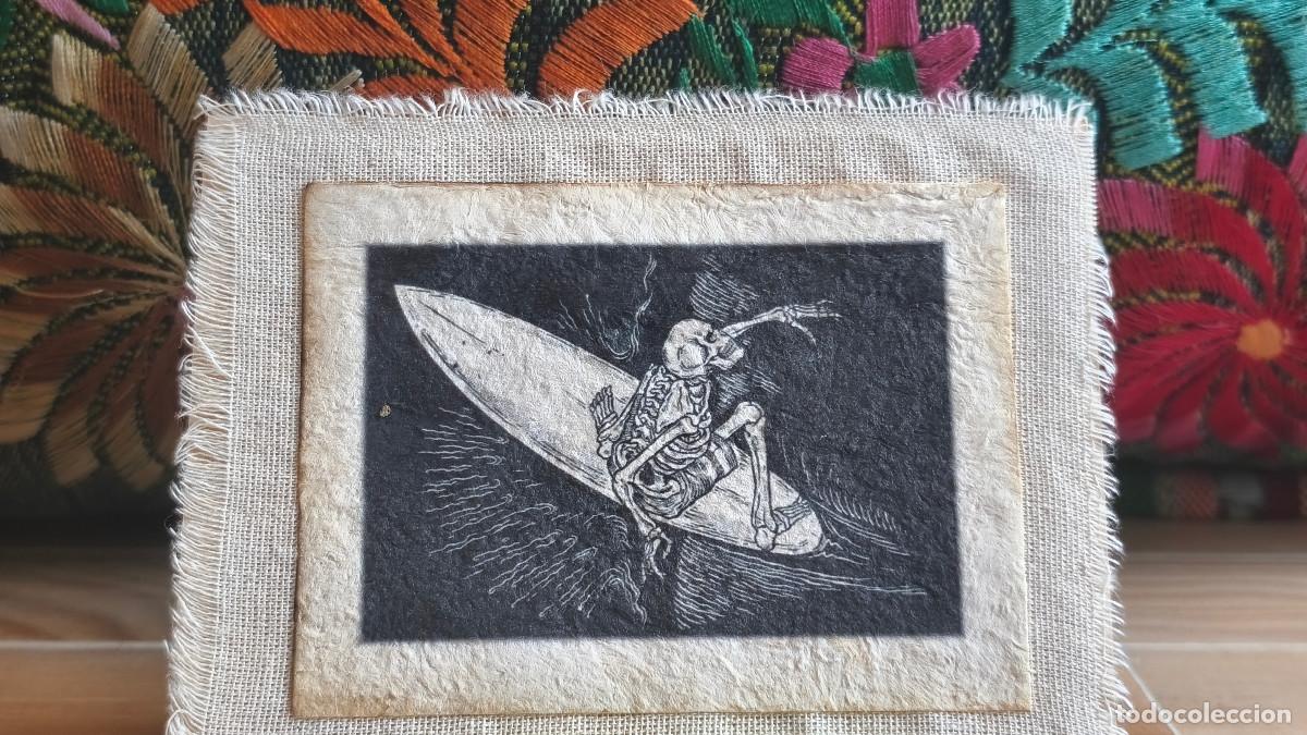 Arte: Arte mexicano en papel amate &ndash; Esqueleto surfista