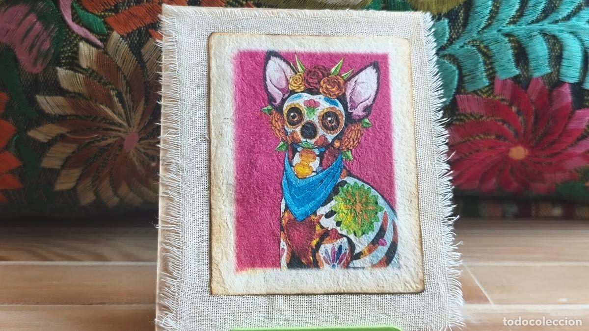 Arte: Arte mexicano en papel amate &ndash; Perro calavera con fondo rosa